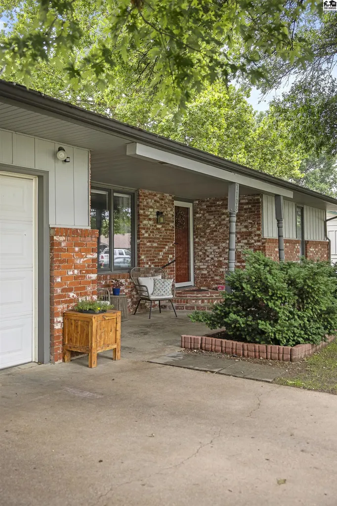 7108 N Madison Street Hutchinson KS 67502