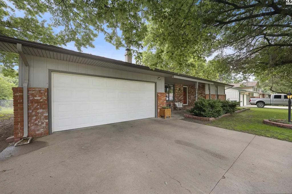 7108 N Madison Street Hutchinson KS 67502
