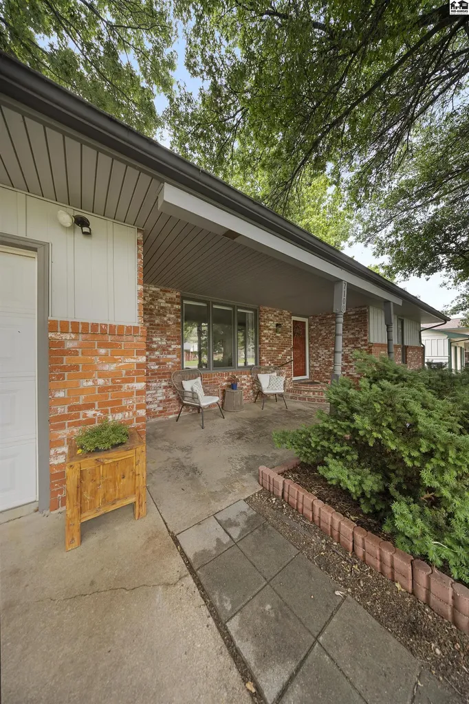 7108 N Madison Street Hutchinson KS 67502
