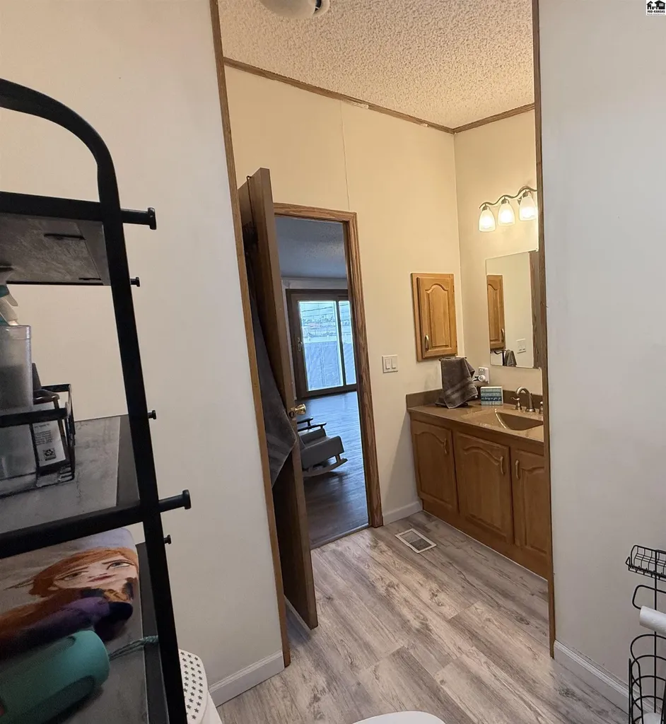 124 W Avenue D South Hutchinson KS 67505