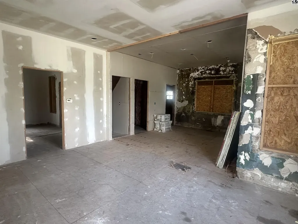 28 E Bigger Street Hutchinson KS 67501