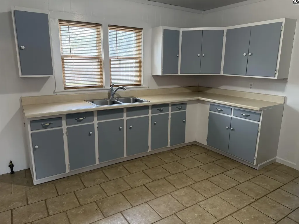 900 W 19th Hutchinson KS 67502-1111