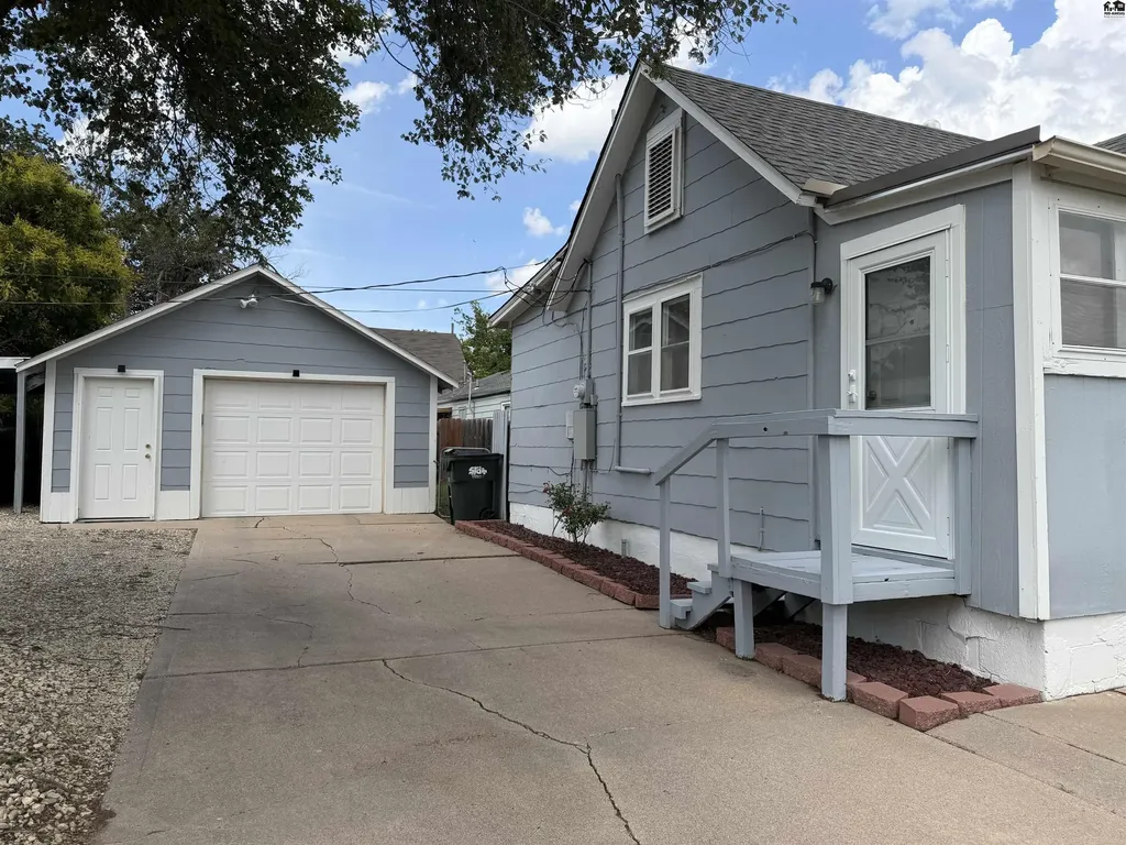 900 W 19th Hutchinson KS 67502-1111