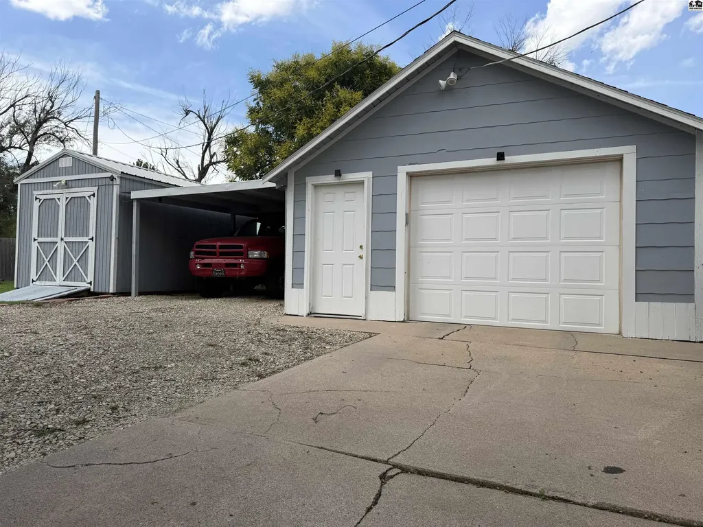 900 W 19th Hutchinson KS 67502-1111