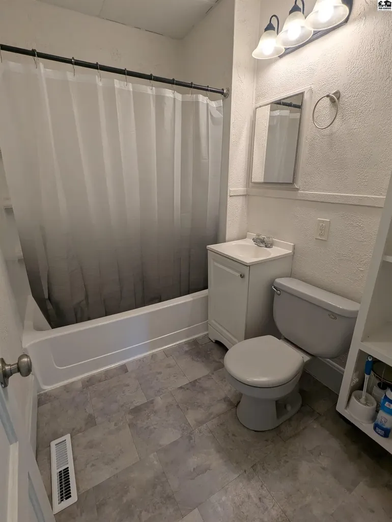618 W 17th Avenue Hutchinson KS 67501