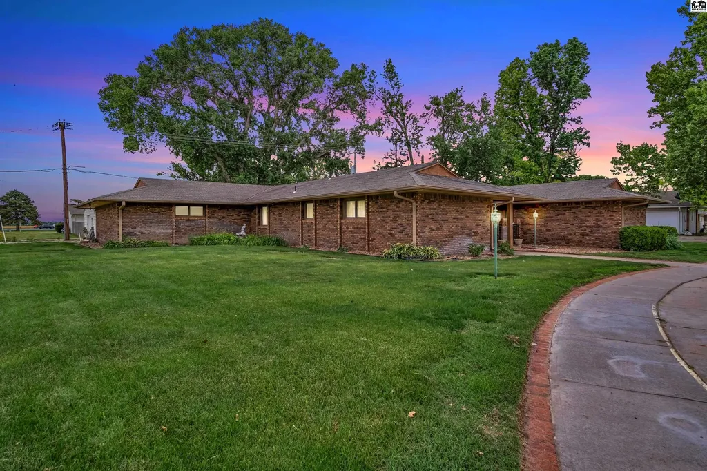 14 Paseo Place Hutchinson KS 67502