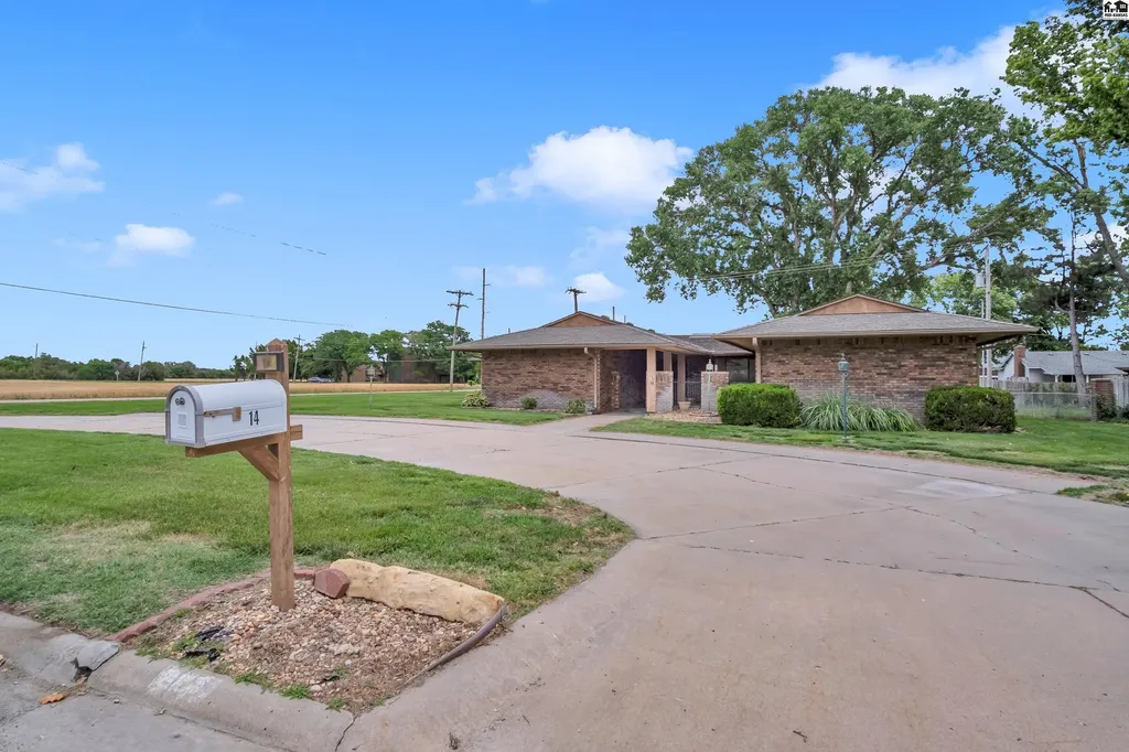 14 Paseo Place Hutchinson KS 67502