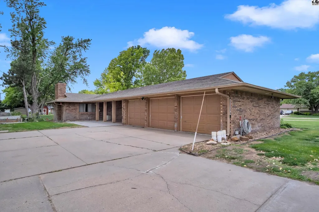 14 Paseo Place Hutchinson KS 67502