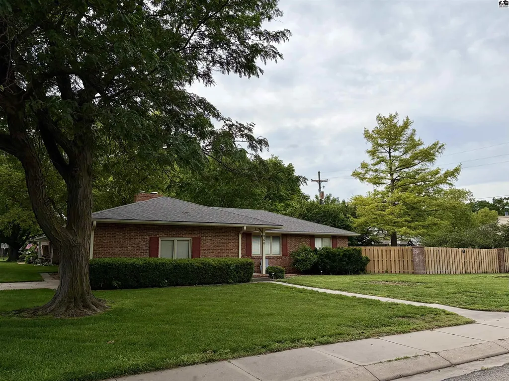 900 Old Farm Estates Hutchinson KS 67502