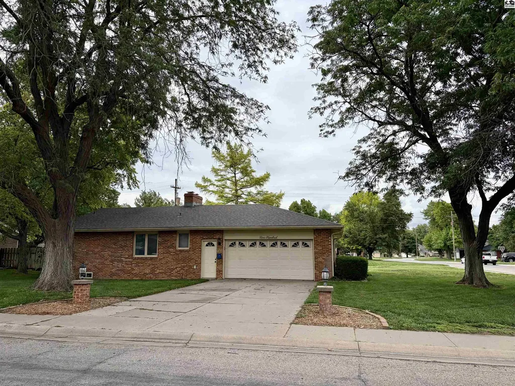900 Old Farm Estates Hutchinson KS 67502