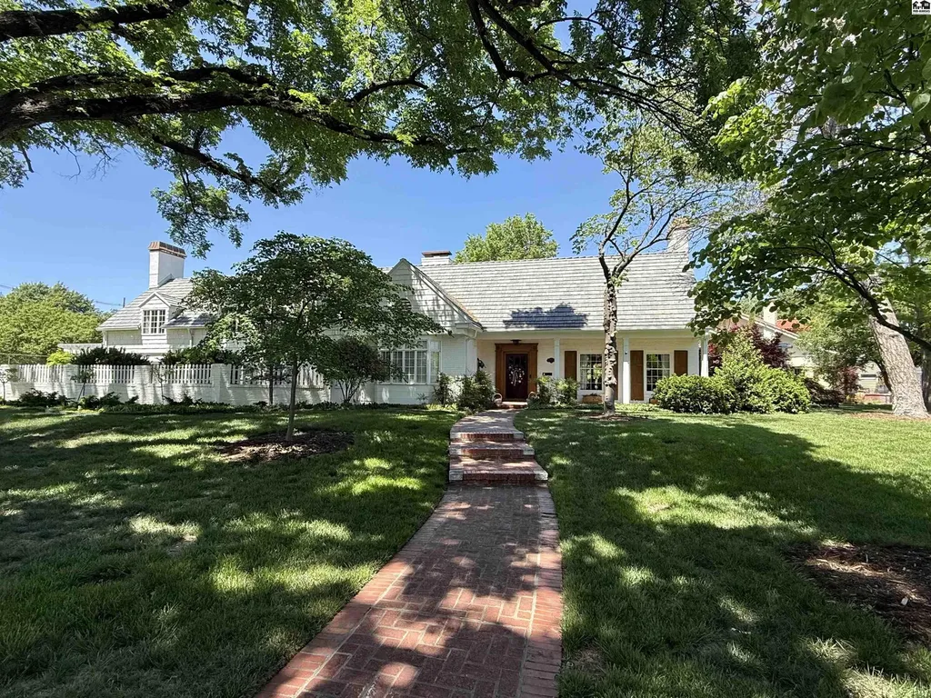 130 Hyde Park Drive Hutchinson KS 67502
