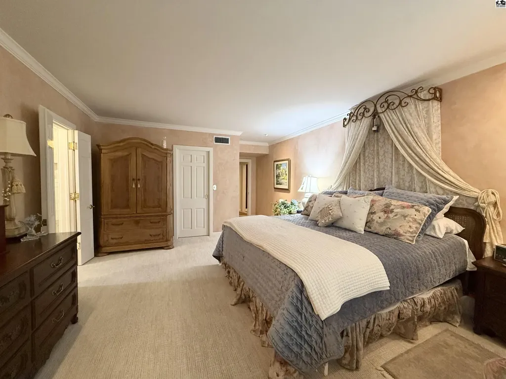 130 Hyde Park Drive Hutchinson KS 67502