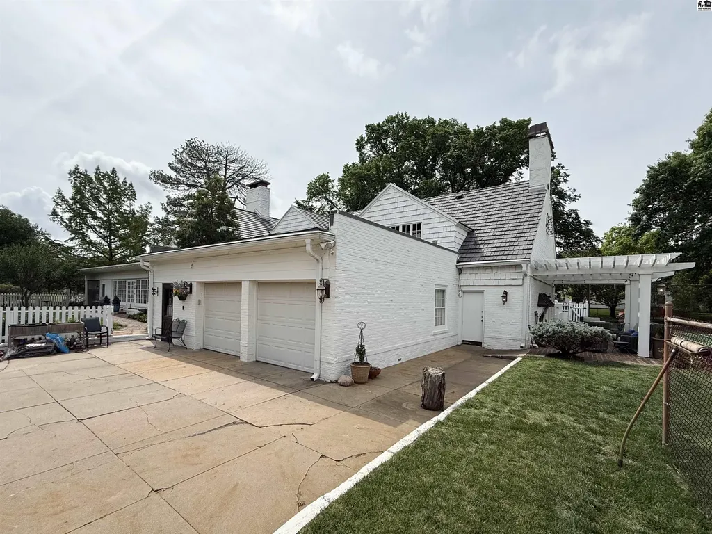 130 Hyde Park Drive Hutchinson KS 67502