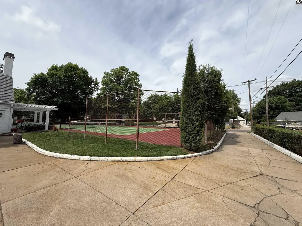 130 Hyde Park Drive Hutchinson KS 67502