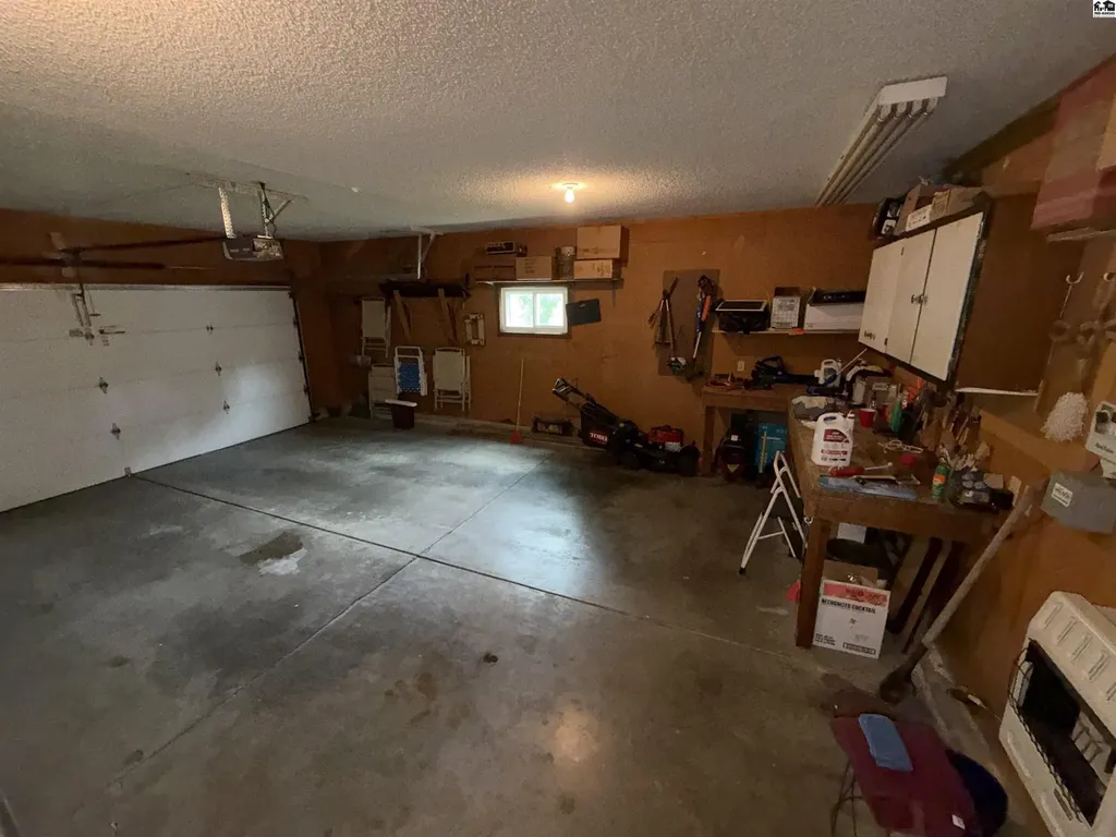 1008 Texas Court Hutchinson KS 67502