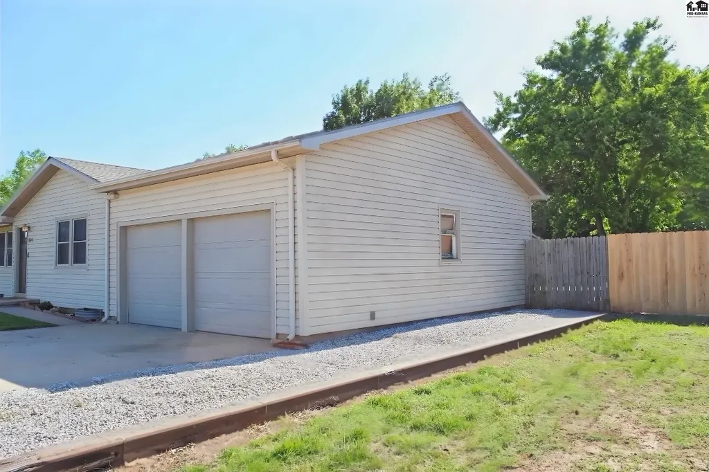 201 N Pratt Mount Hope KS 67108