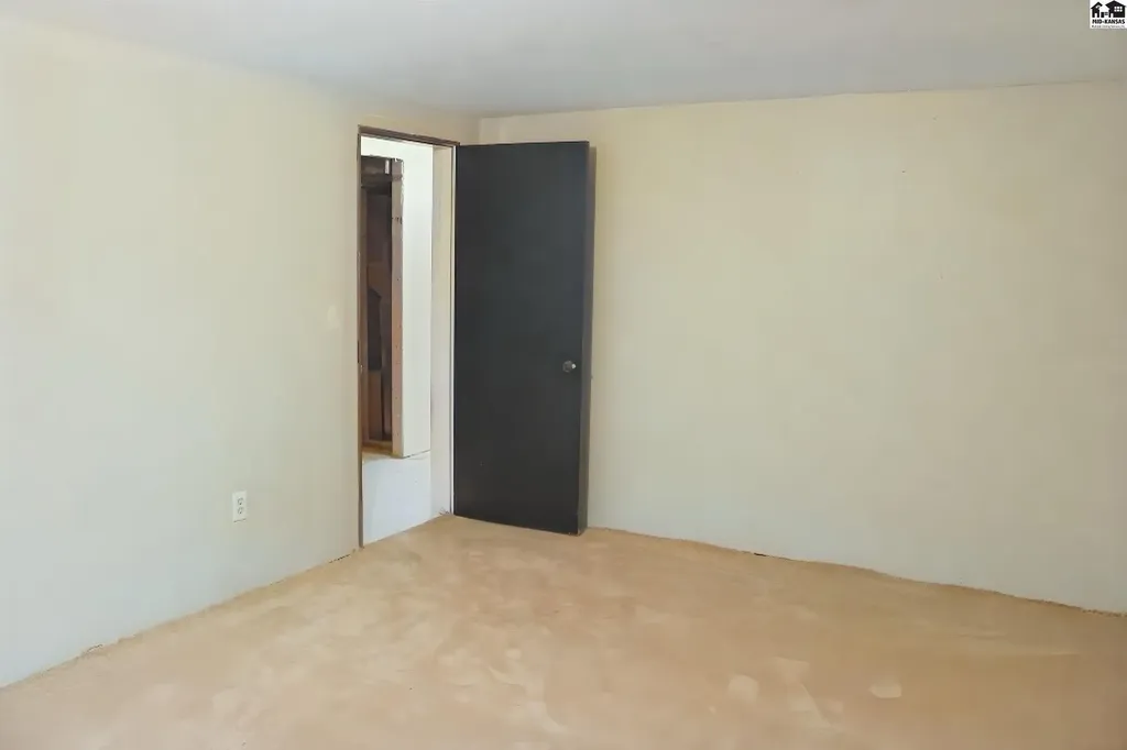 201 N Pratt Mount Hope KS 67108