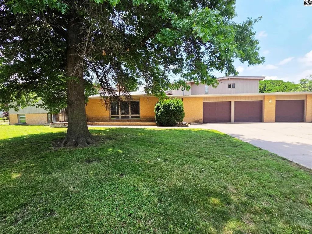 5 Juanita Street South Hutchinson KS 67505