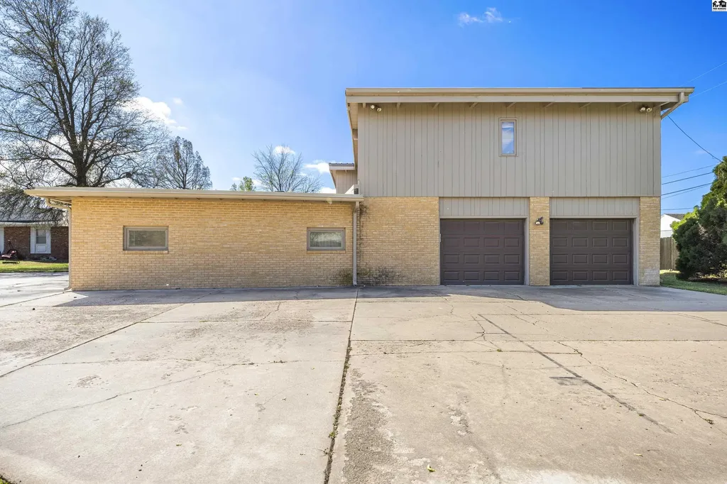5 Juanita Street South Hutchinson KS 67505