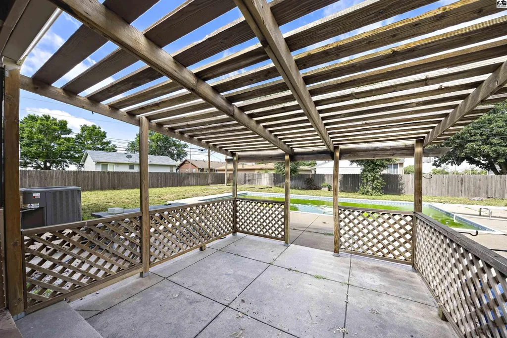 5 Juanita Street South Hutchinson KS 67505