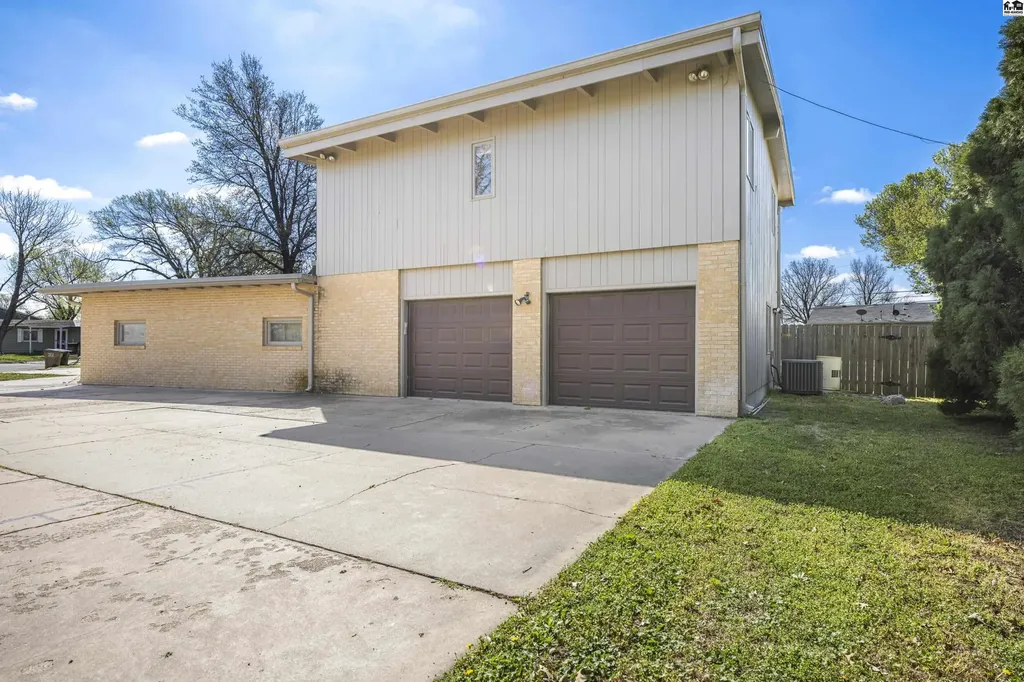 5 Juanita Street South Hutchinson KS 67505