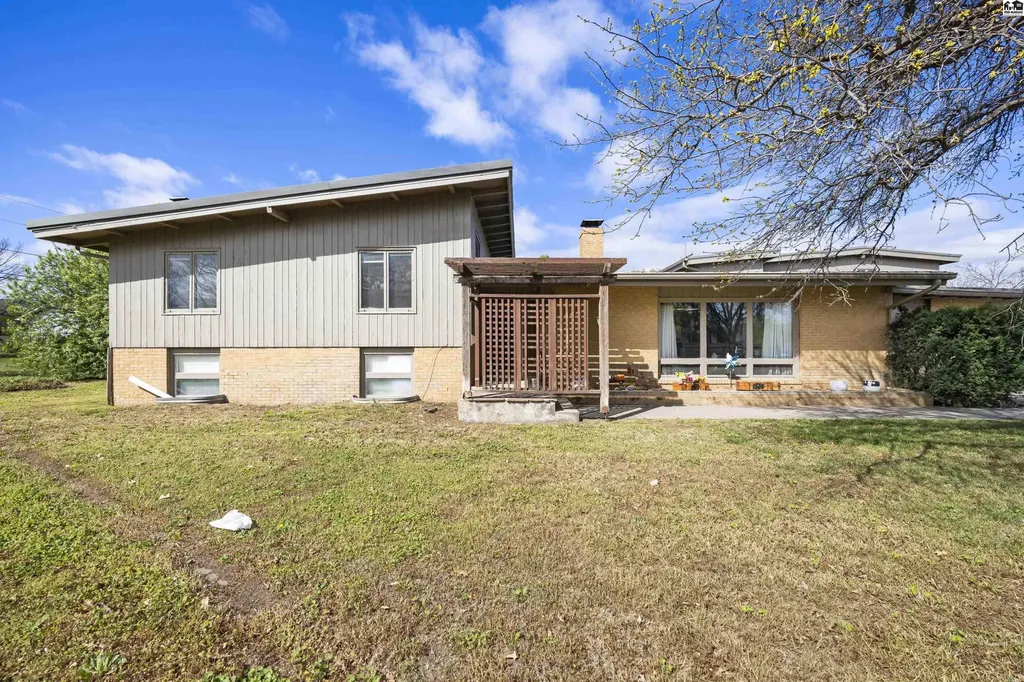 5 Juanita Street South Hutchinson KS 67505