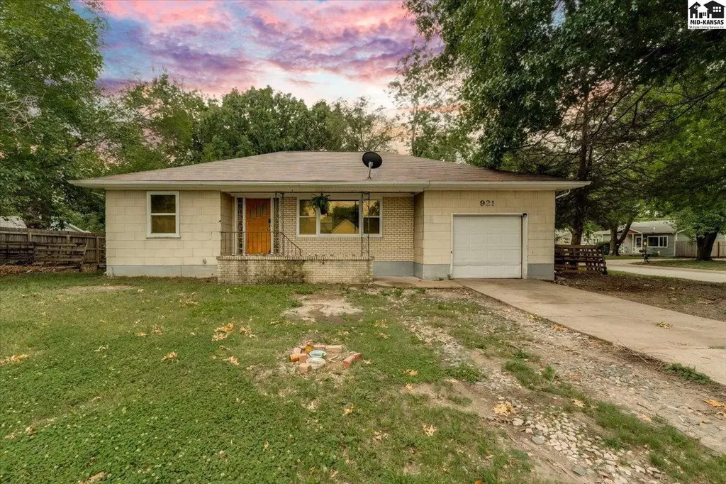 921 W 5th Street Newton KS 67114