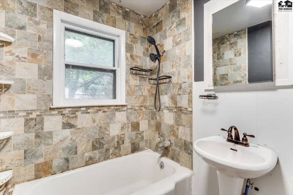 921 W 5th Street Newton KS 67114