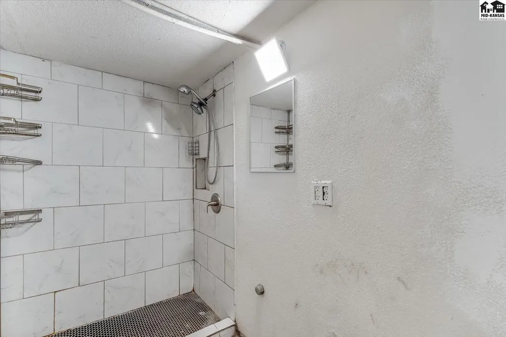 921 W 5th Street Newton KS 67114