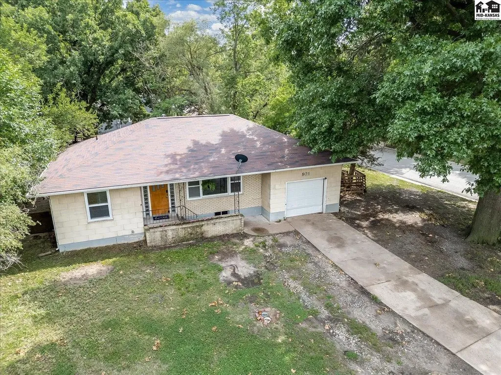 921 W 5th Street Newton KS 67114