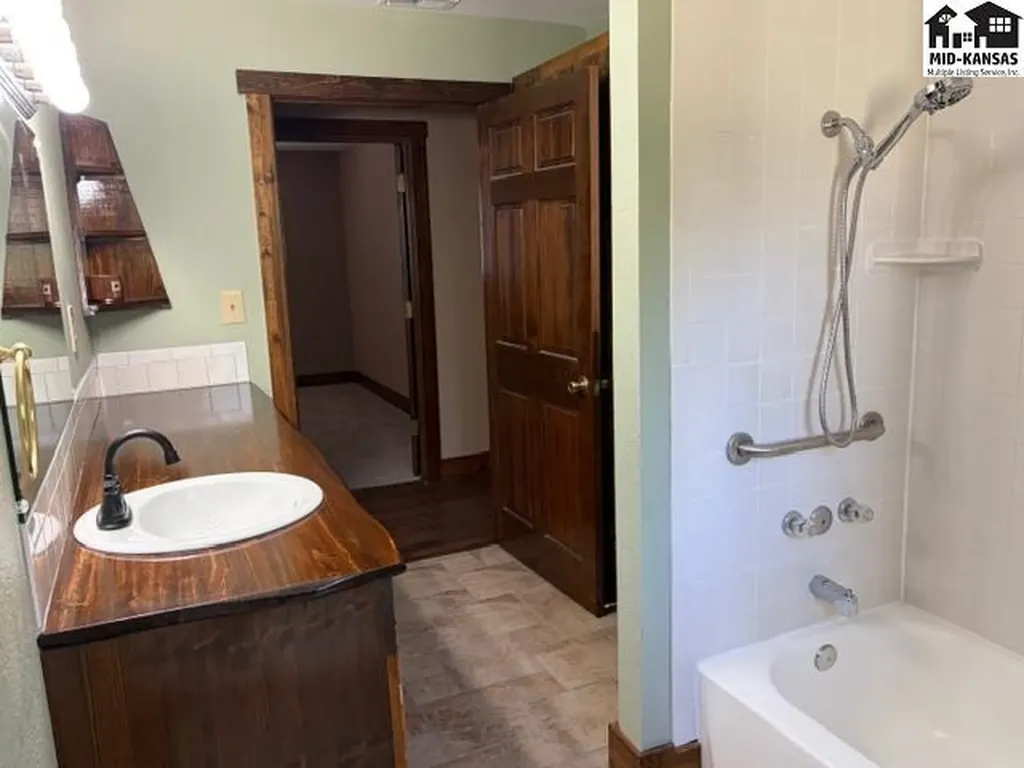 5517 E 17th Avenue Hutchinson KS 67501
