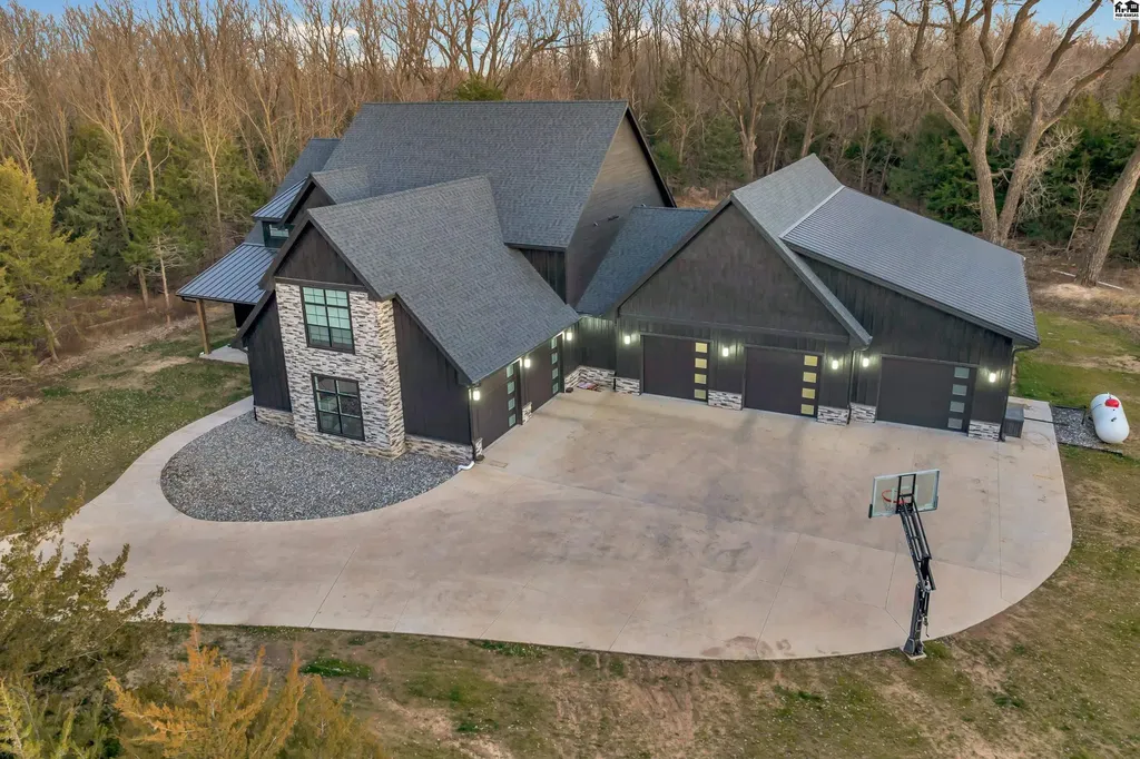 10606 Wildwood Drive Hutchinson KS 67502