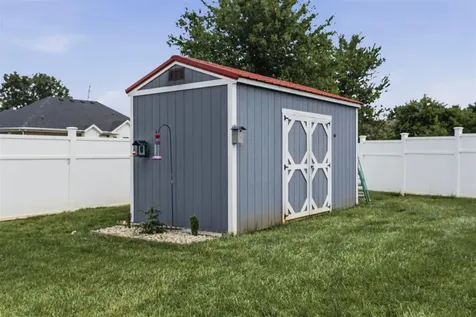 693 Muirfield Circle Bowling Green KY 42104