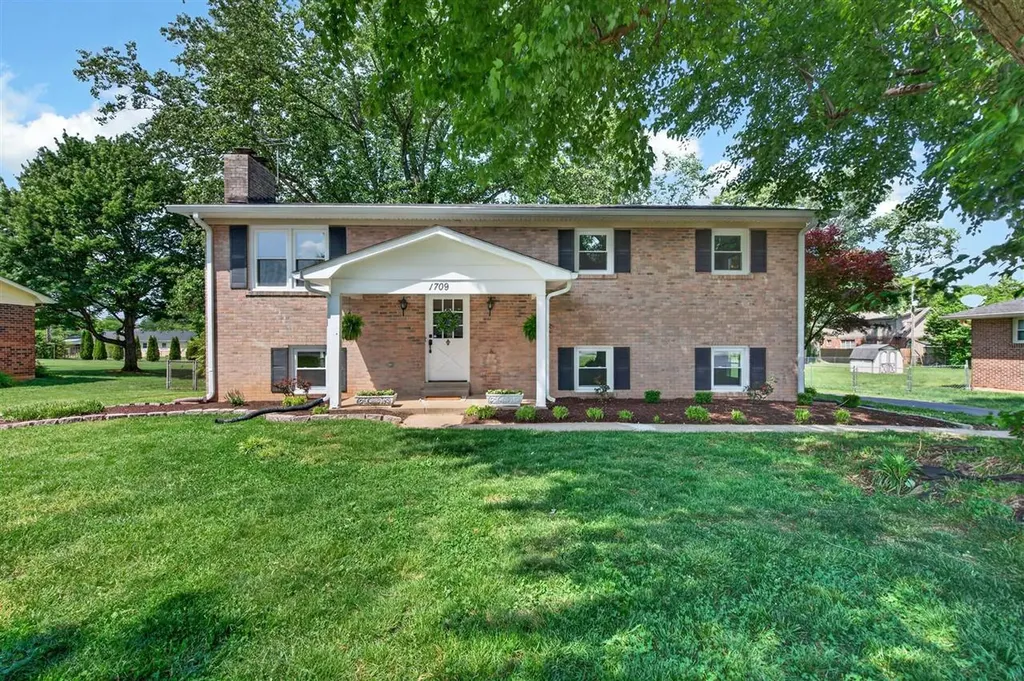 1709 Lennox Way Bowling Green KY 42104