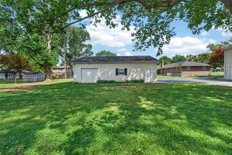 1709 Lennox Way Bowling Green KY 42104