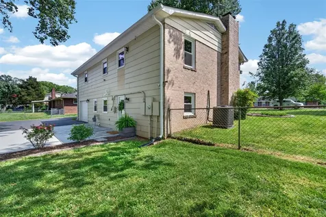 1709 Lennox Way Bowling Green KY 42104