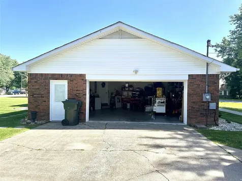1882 Lakeshore Drive Madisonville KY 42431