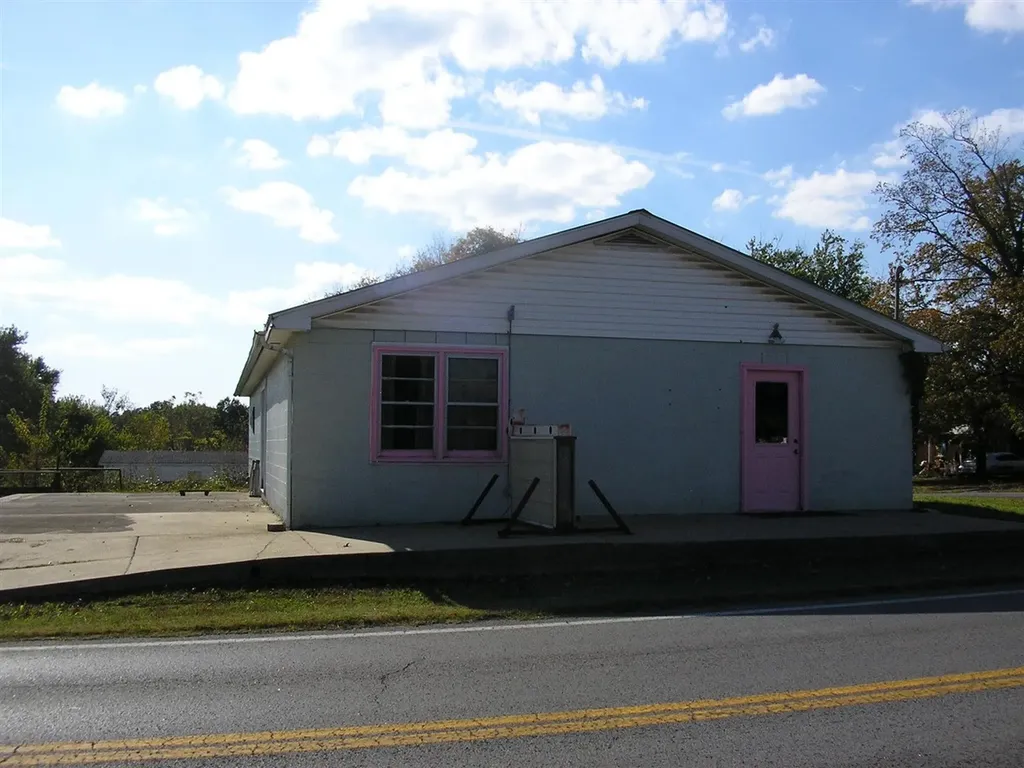 11242 S Highway 431 Dunmor KY 42339