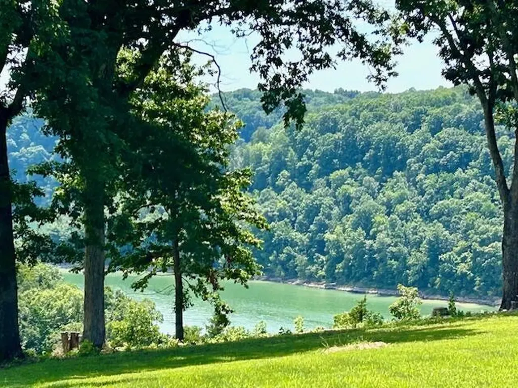 25 Laurelwood Lane Nancy KY 42544
