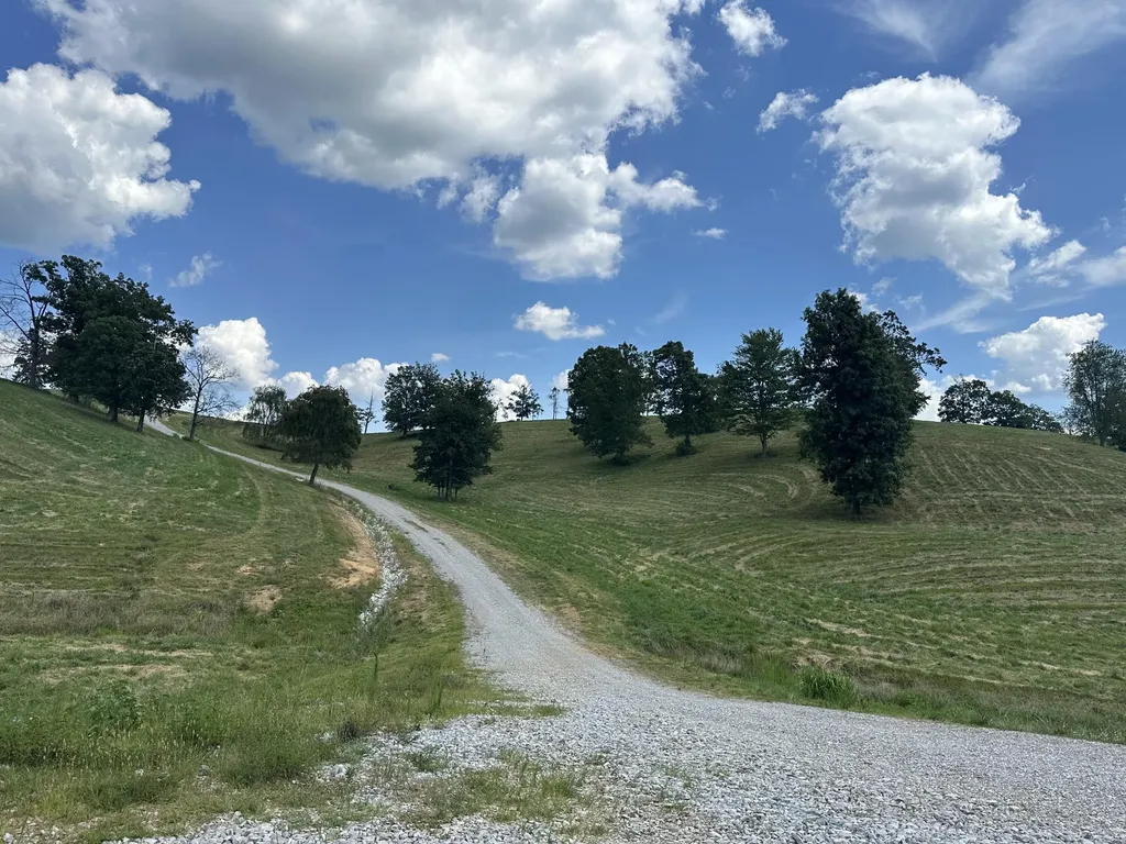 Tract 24 Hawk Landing Road London KY 40741
