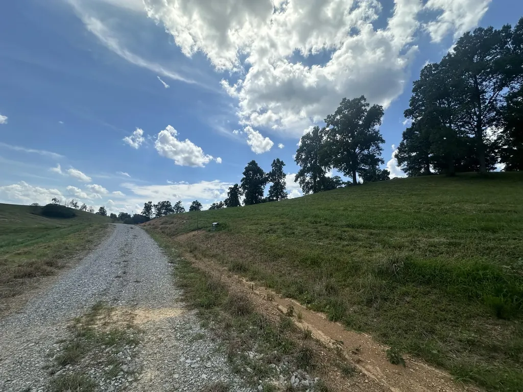 Tract 24 Hawk Landing Road London KY 40741