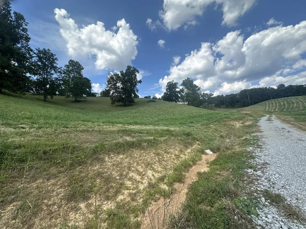 Tract 24 Hawk Landing Road London KY 40741