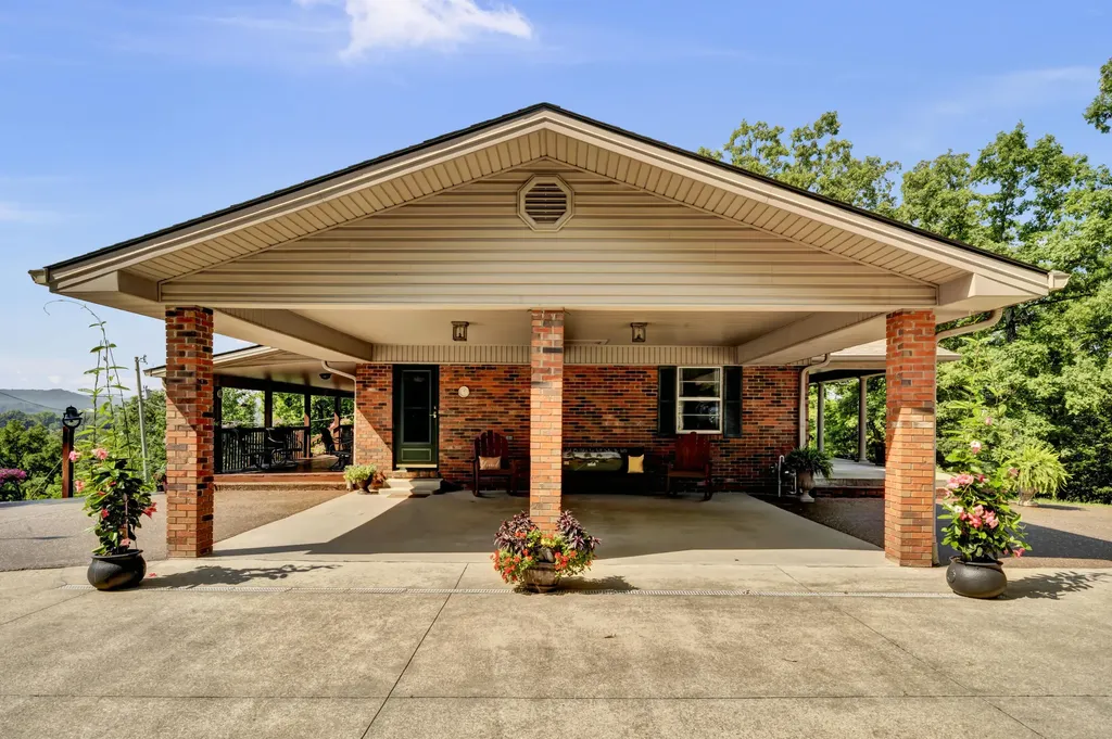 175 N Bend Road Stanton KY 40380
