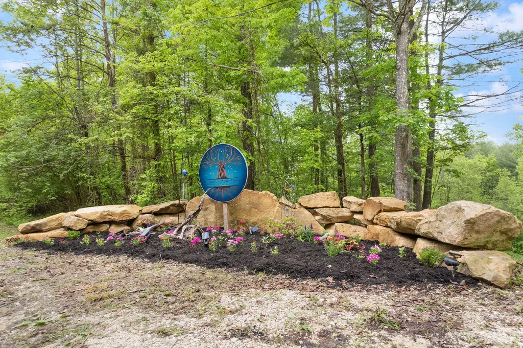 2 Firefly Lane Campton KY 41301