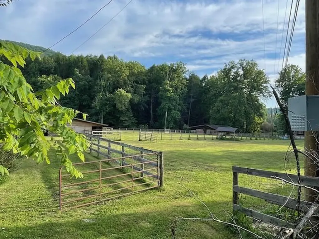 1208 Highway 217 Highway Middlesboro KY 40965