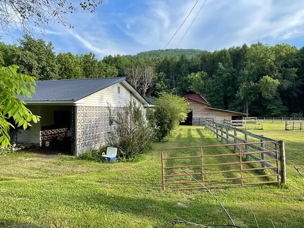 1208 Highway 217 Highway Middlesboro KY 40965