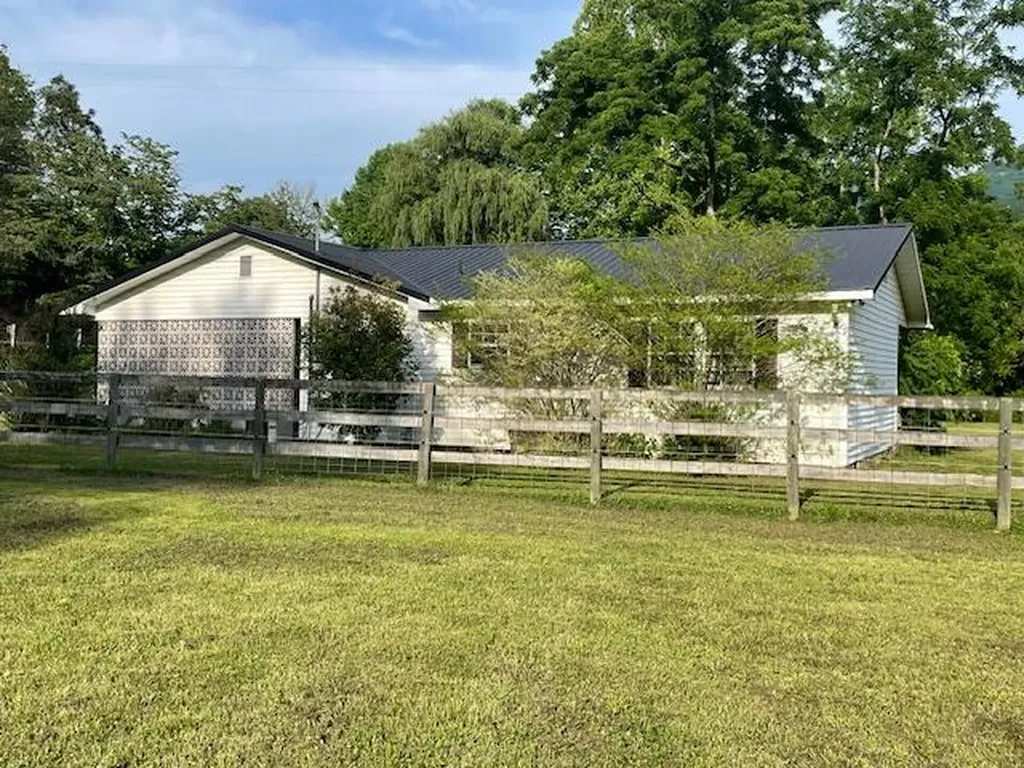 1208 Highway 217 Highway Middlesboro KY 40965