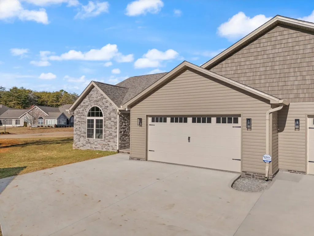 112 B W Canterbury Drive Bronston KY 42518