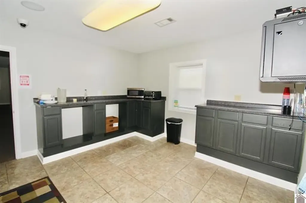 1105 State Route 121 N Murray KY 42071