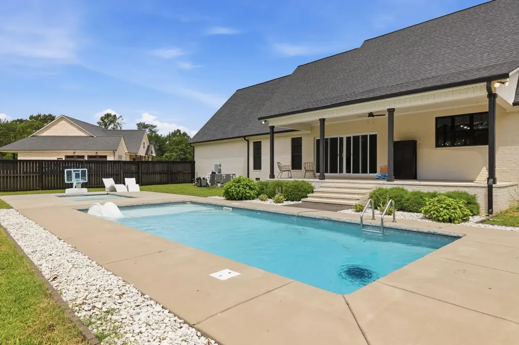 4221 N Kentucky 121 Murray KY 42071